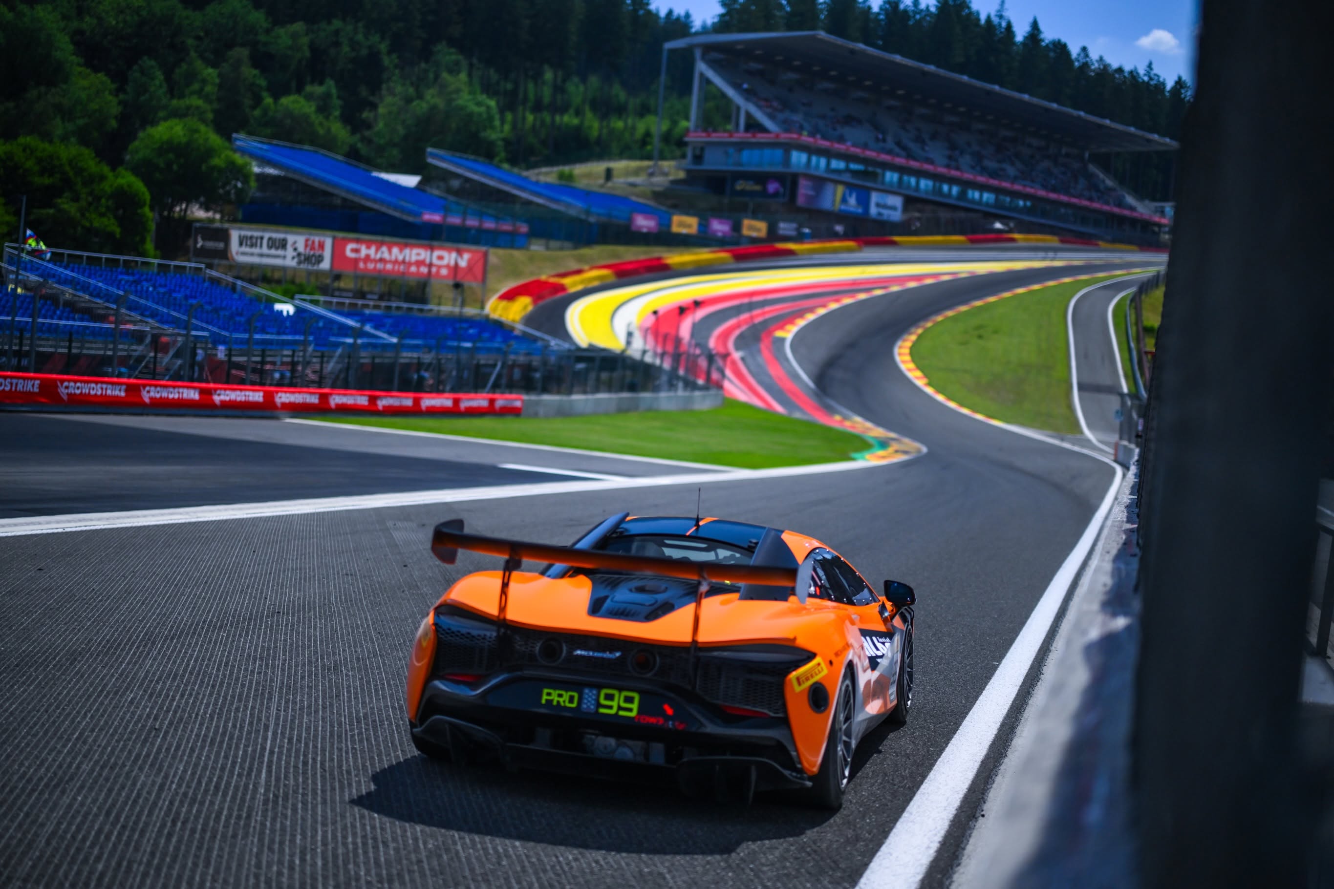 Target torna al successo nel McLaren Trophy Europe con una straordinaria rimonta a Spa